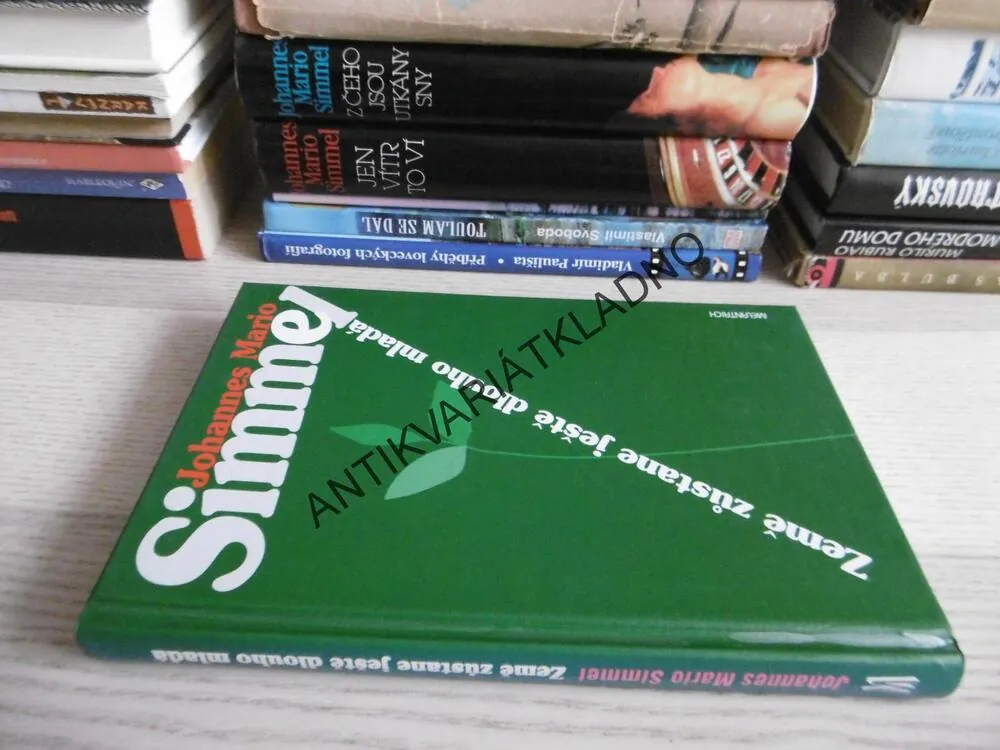 ZEMĚ ZŮSTANE JEŠTĚ DLOUHO MLADÁ, JOHANNES MARIO SIMMEL, **an