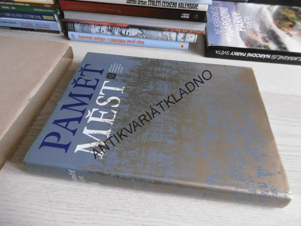 PAMĚŤ MĚST, **an