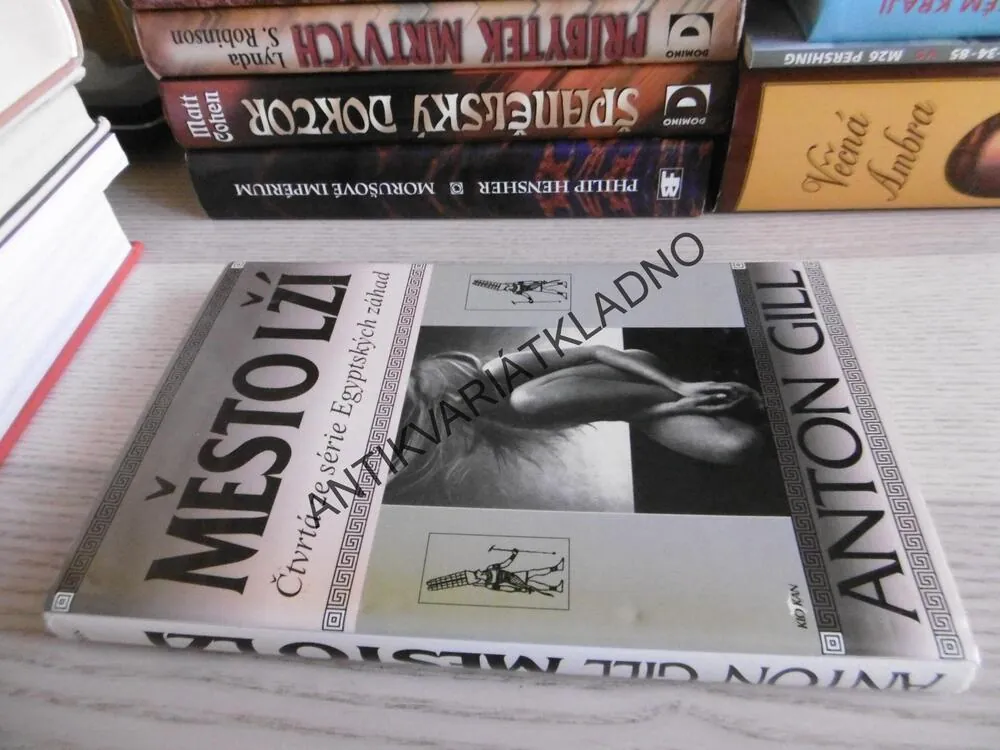 MĚSTO LŽÍ, ANTON GILL, **an