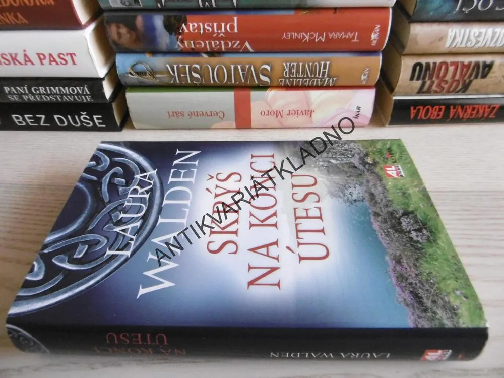 SKRÝŠ NA KONCI ÚTESU, LAURA WALDEN, **an