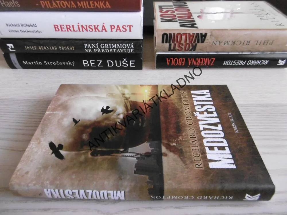 MEDOZVĚSTKA, RICHARD CROMPTON, **an