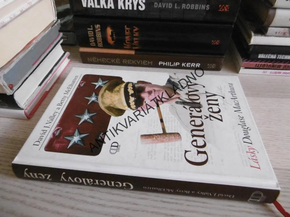 GENERÁLOVY ŽENY, LÁSKY DOUGLASE MACARTHURA, DAVID J. VALLEY, BETTY MCELHATTEN, **an