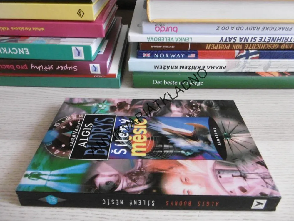 ŠÍLENÝ MĚSÍC, ALGIS BUDRYS, **an