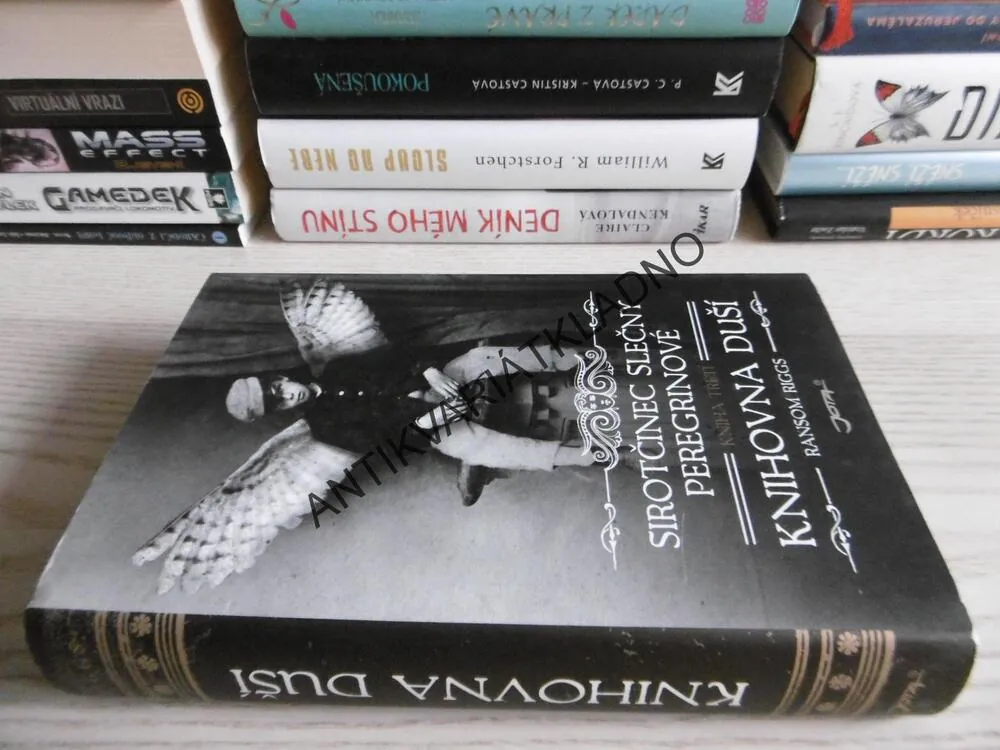 SIROTČINEC SLEČNY PEREGRINOVÉ, KNIHOVNA DUŠÍ, RANSOM RIGGS, **an
