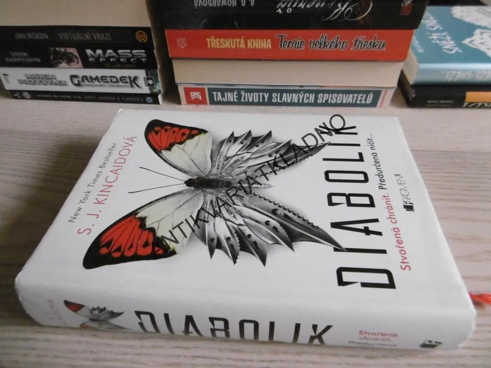 DIABOLIK, S. J. KINCAIDOVÁ, **an