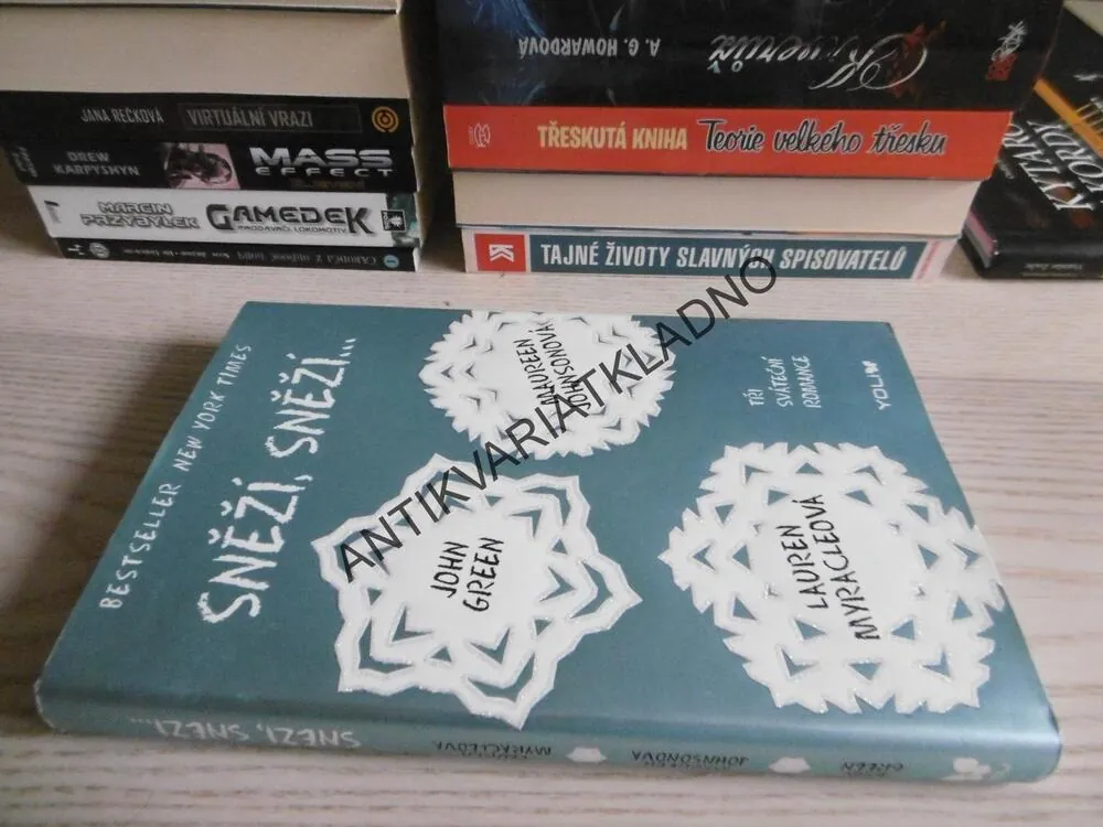 SNĚŽÍ, SNĚŽÍ..., JOHN GREEN, MAUREEN JOHNSONOVÁ, LAUERN MYRACLEOVÁ, **an
