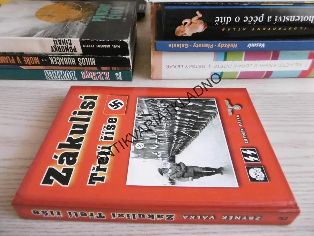 ZÁKULISÍ TŘETÍ ŘÍŠE, ZBYNĚK VÁLKA, **an