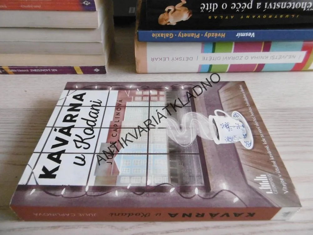 KAVÁRNA V KODANI, JULIE CAPLINOVÁ, **an