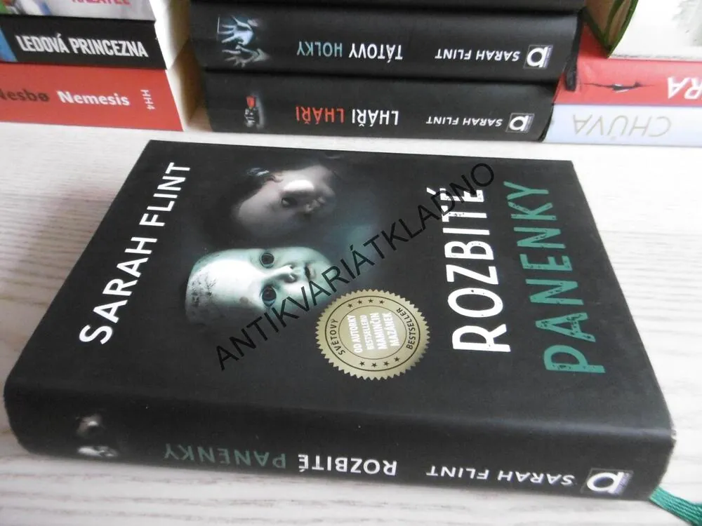 ROZBITÉ PANENKY, SARAH FLINT, **an