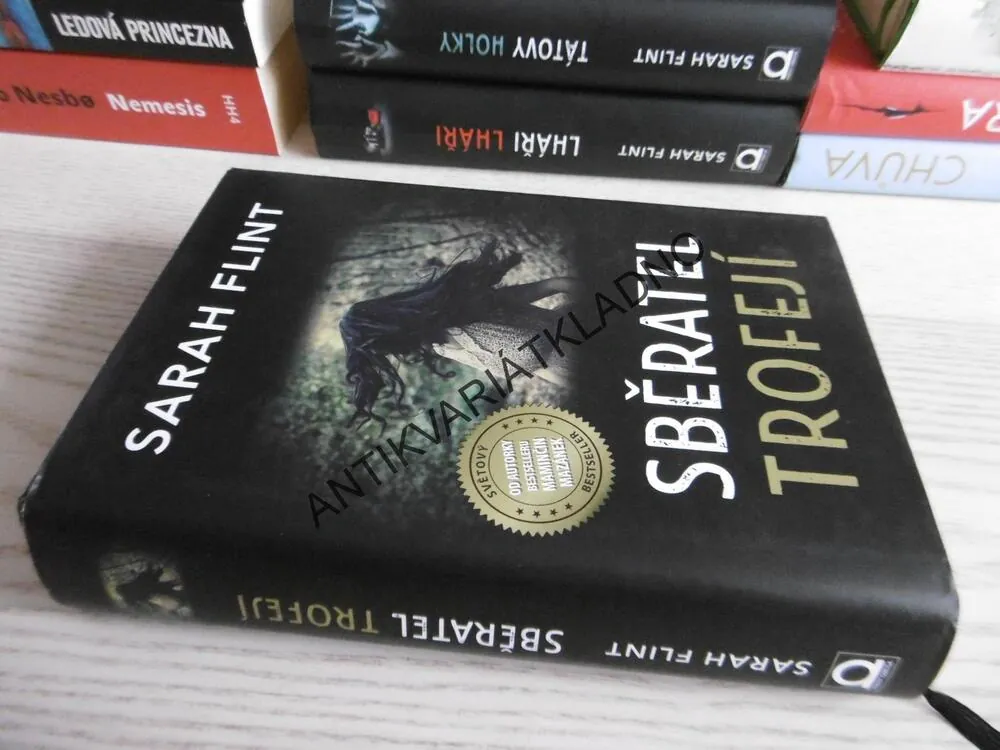 SBĚRATEL TROFEJÍ, SARAH FLINT, **an