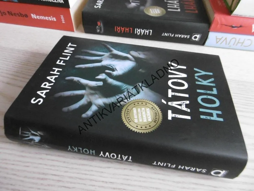 TÁTOVY HOLKY, SARAH FLINT, **an