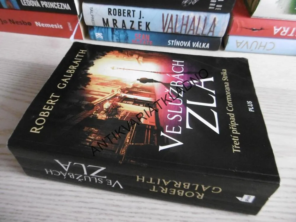 VE SLUŽBÁCH ZLA, ROBERT GALBRAITH (J.K. ROWLINGOVÁ) **an