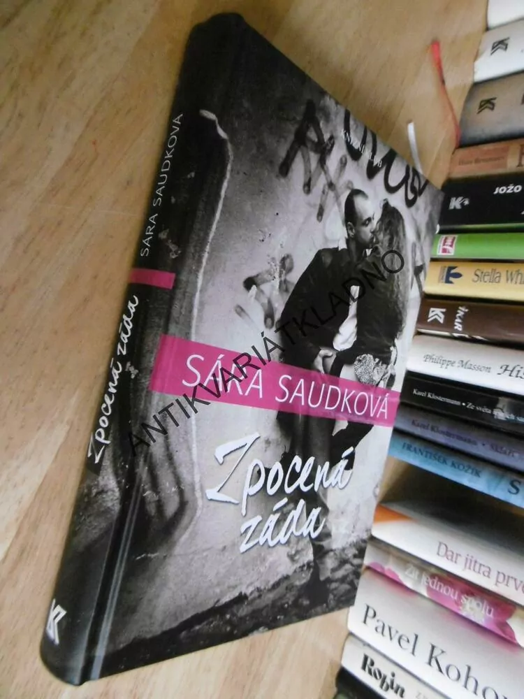ZPOCENÁ ZÁDA, SÁRA SAUDKOVÁ, (SAUDEK)