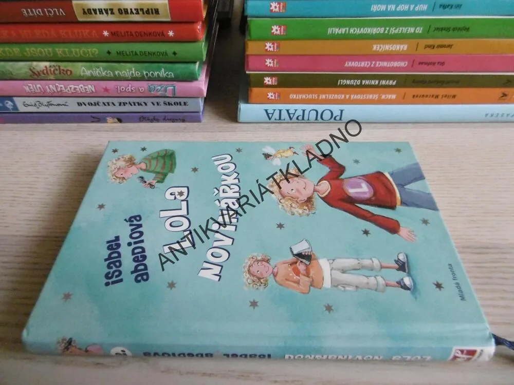 LOLA NOVINÁŘKOU, ISABEL ABEDIOVÁ, **an