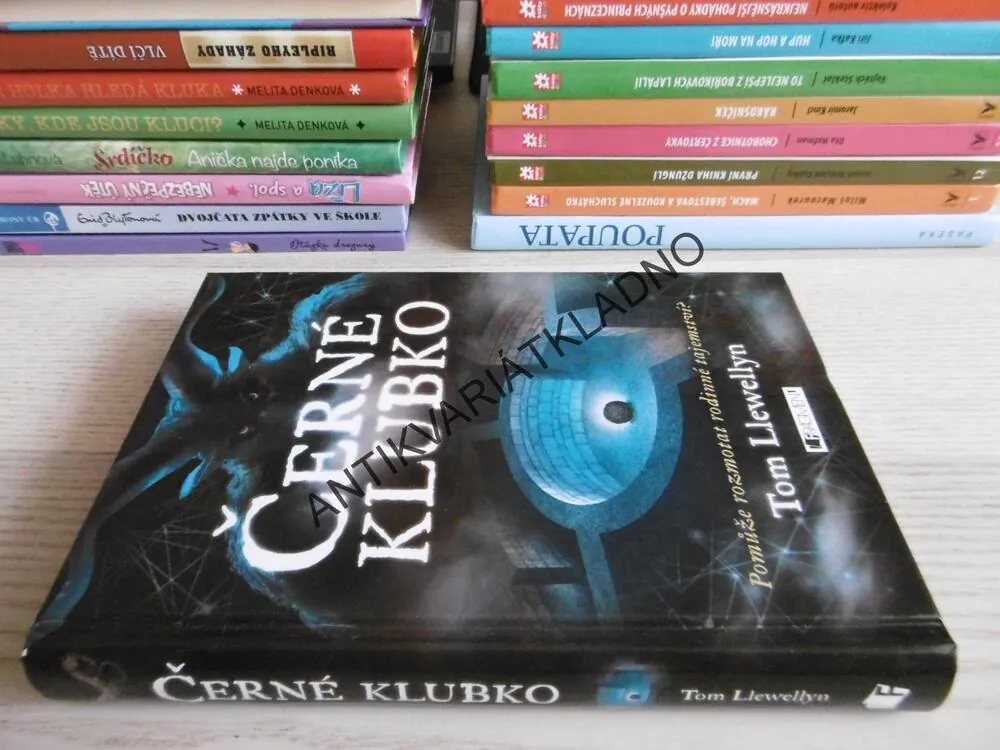 ČERNÉ KLUBKO, TOM LLEWELLYN, **an