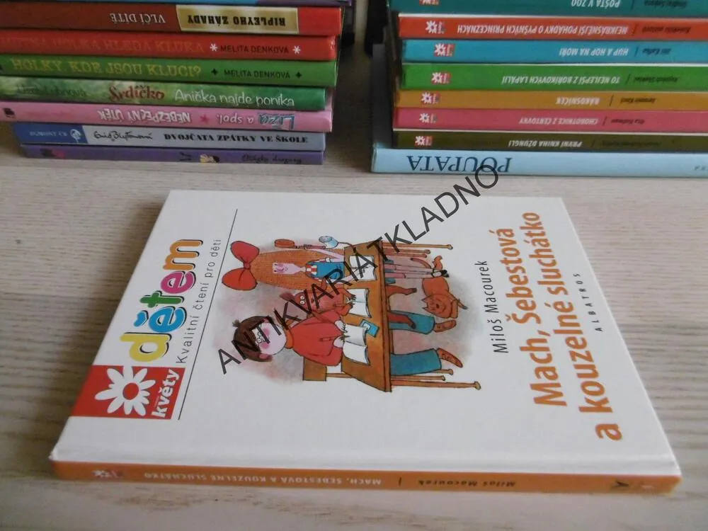 MACH, ŠEBESTOVÁ A KOUZELNÉ SLUCHÁTKO, MILOŠ MACOUREK, **an