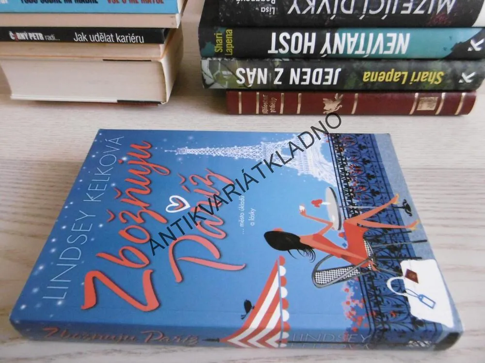 ZBOŽŇUJU PAŘÍŽ, LINDSEY KELKOVÁ, **an