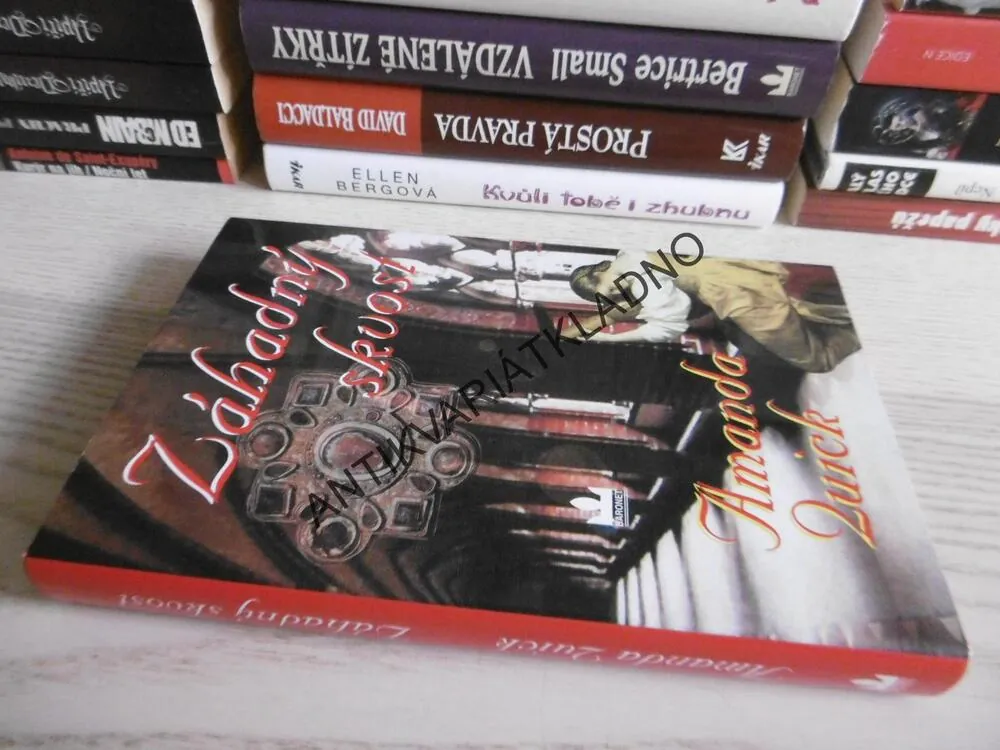 ZÁHADNÝ SKVOST, AMANDA QUICK, **an