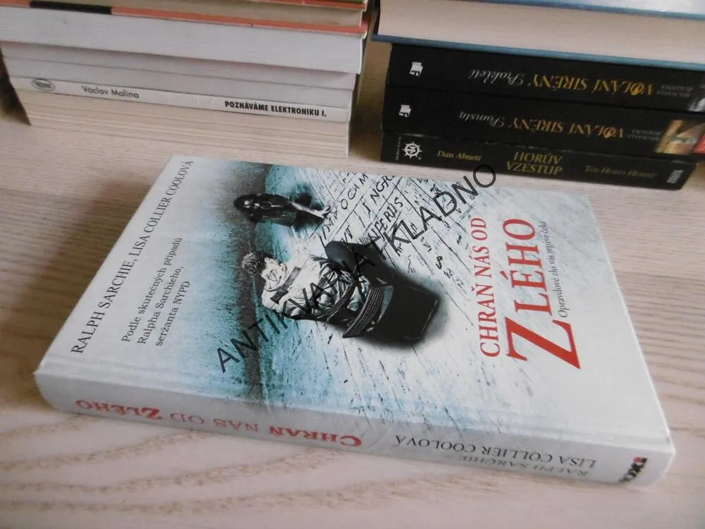 CHRAŇ NÁS OD ZLÉHO, RALPH SARCHIE, LISA COLLIER COOLOVÁ, **an