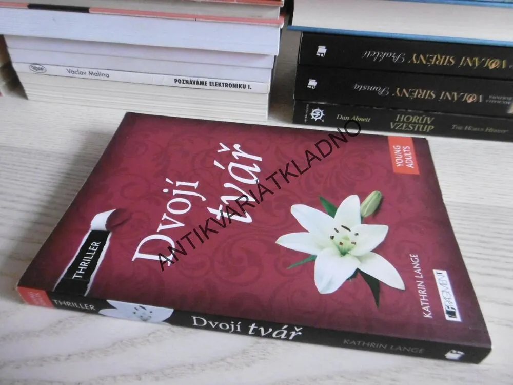 DVOJÍ TVÁŘ, KATHRIN LANGE, **an