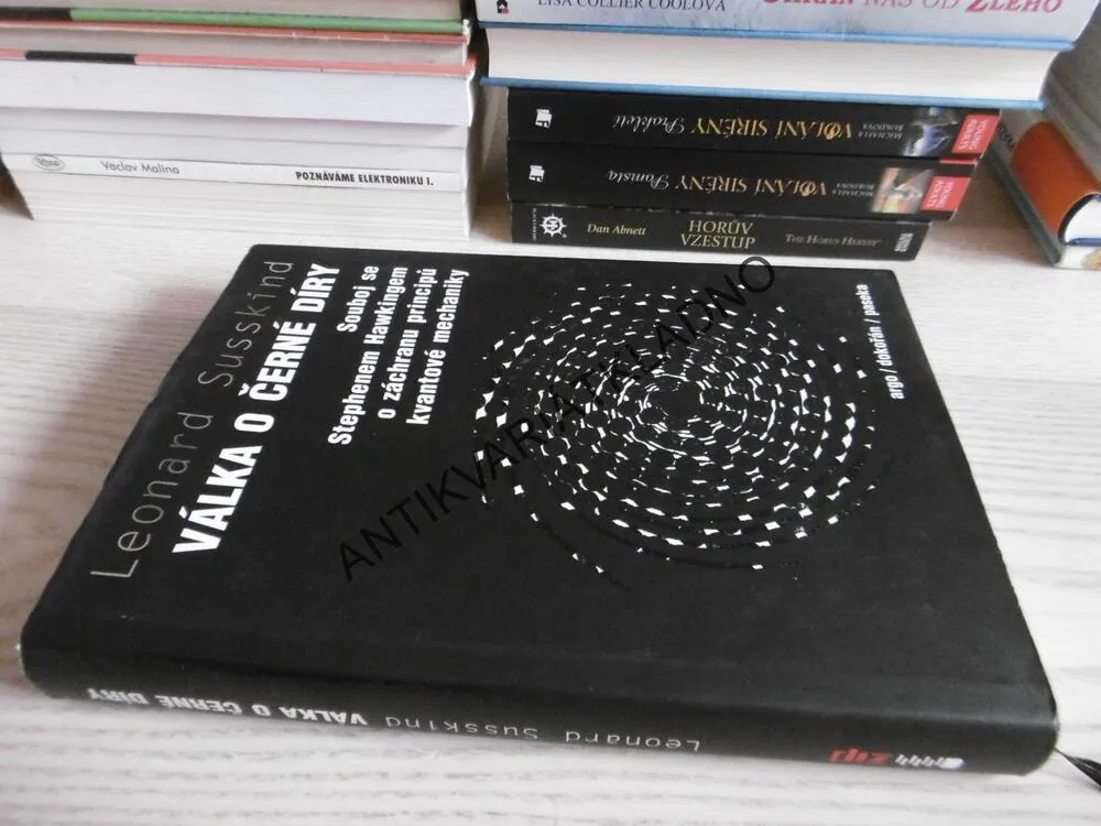 VÁLKA O ČERNÉ DÍRY, LEONARD SUSSKIND, **an