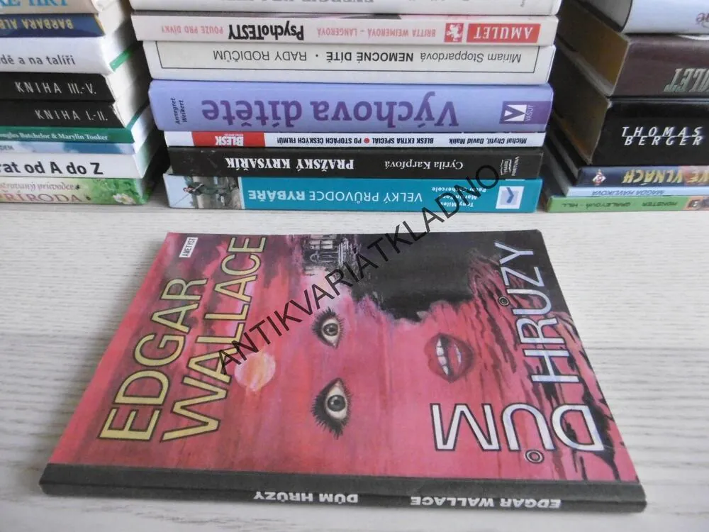 DŮM HRŮZY, EDGAR WALLACE, **an