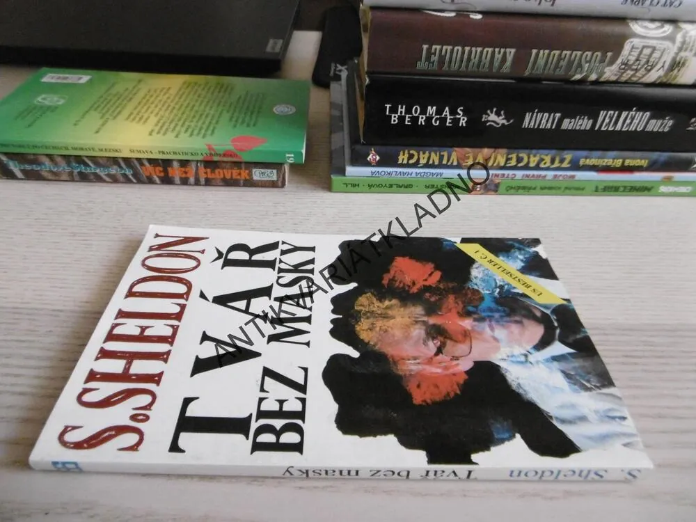 TVÁŘ BEZ MASKY, SIDNEY SHELDON, **an