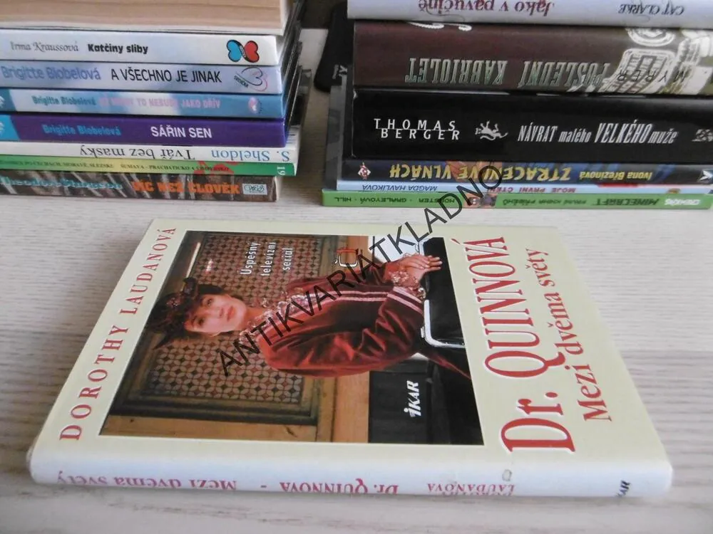 MEZI DVĚMA SVĚTY, DR. QUINNOVÁ, DOROTHY LAUDANOVÁ, **an