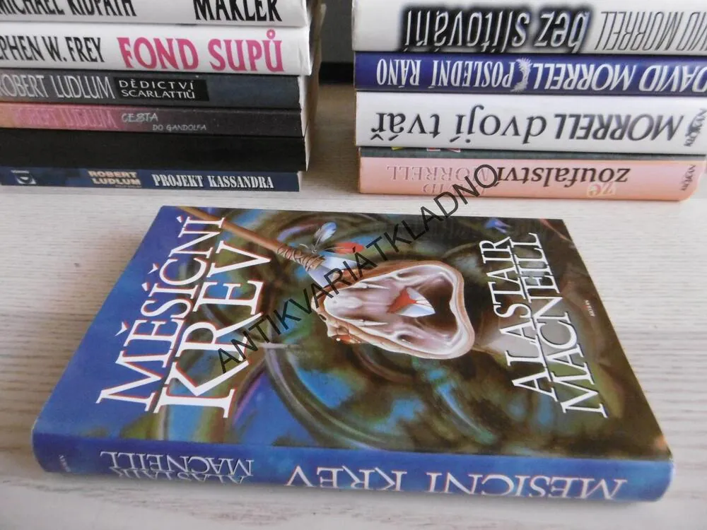MESÍČNÍ KREV, ALASTAIR MACNEILL, **an