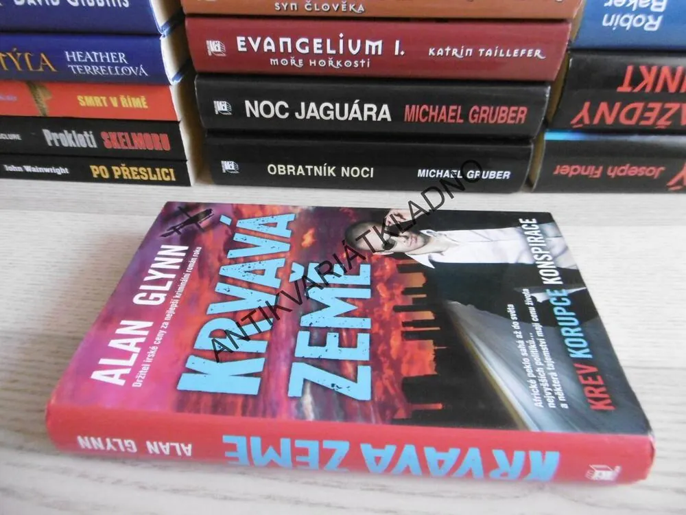 KRVAVÁ ZEMĚ, ALAN GLYNN, **an