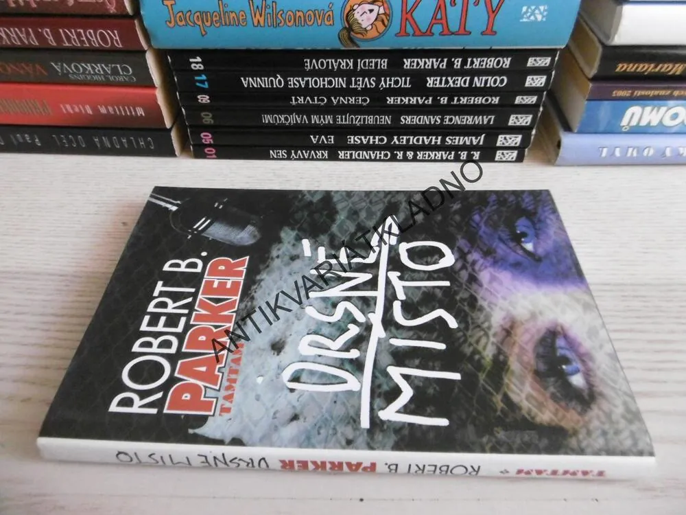 DRSNÉ MÍSTO, ROBERT B. PARKER, **an