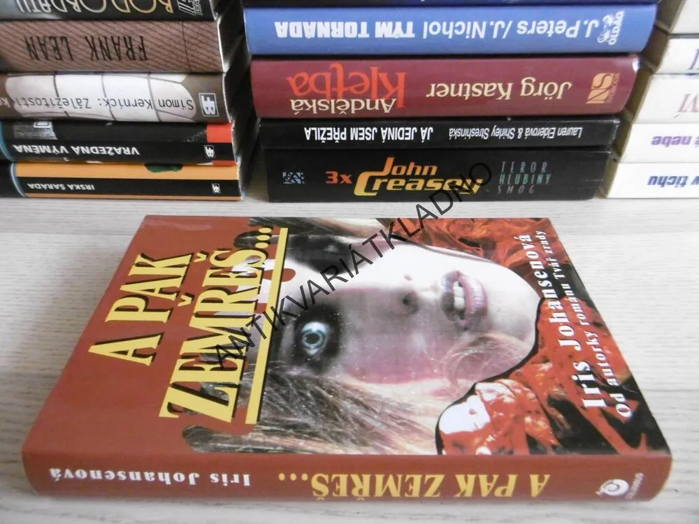 A PAK ZEMŘEŠ..., IRIS JOHANSEN, **an