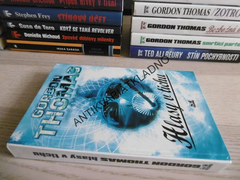 HLASY V TICHU, GORDON THOMAS, **an
