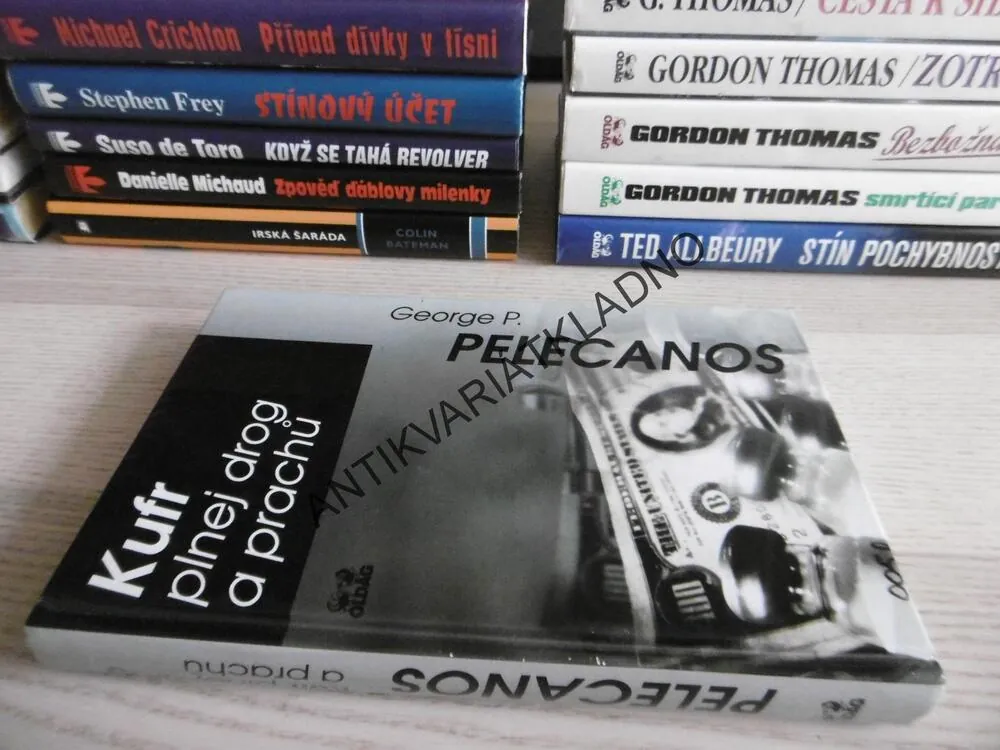 KUFR PLNEJ DROG A PRACHŮ, GEORGE P. PELECANOS, **an
