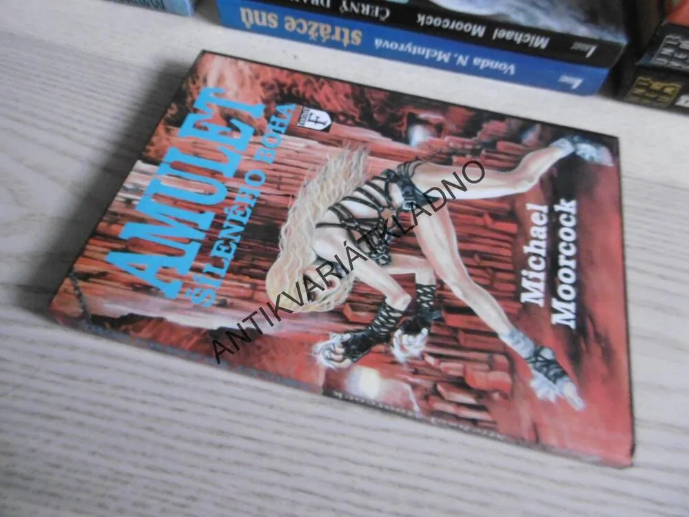 AMULET ŠÍLENÉHO BOHA, MICHAEL MOORCOCK, **an