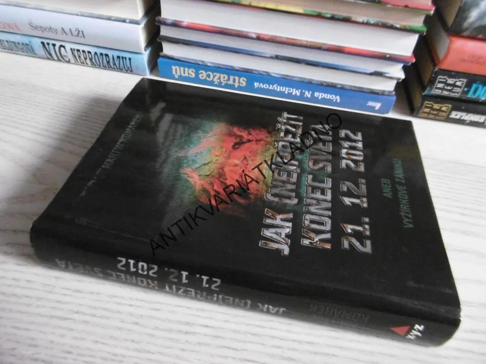 JAK (NE)PŘEŽÍT KONEC SVĚTA 21. 12. 2012 ANEB VYŽÍRKOVÉ ZÁNIKU, MARTIN KOMÁREK, **an