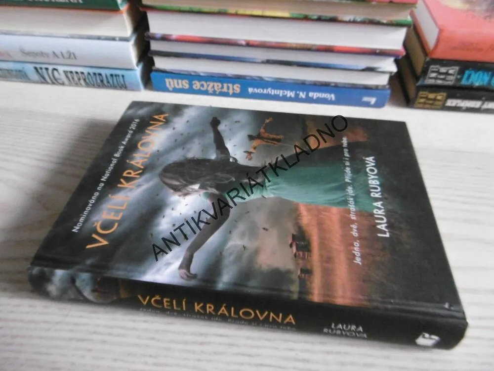 VČELÍ KRÁLOVNA, LAURA RUBYOVÁ, **an