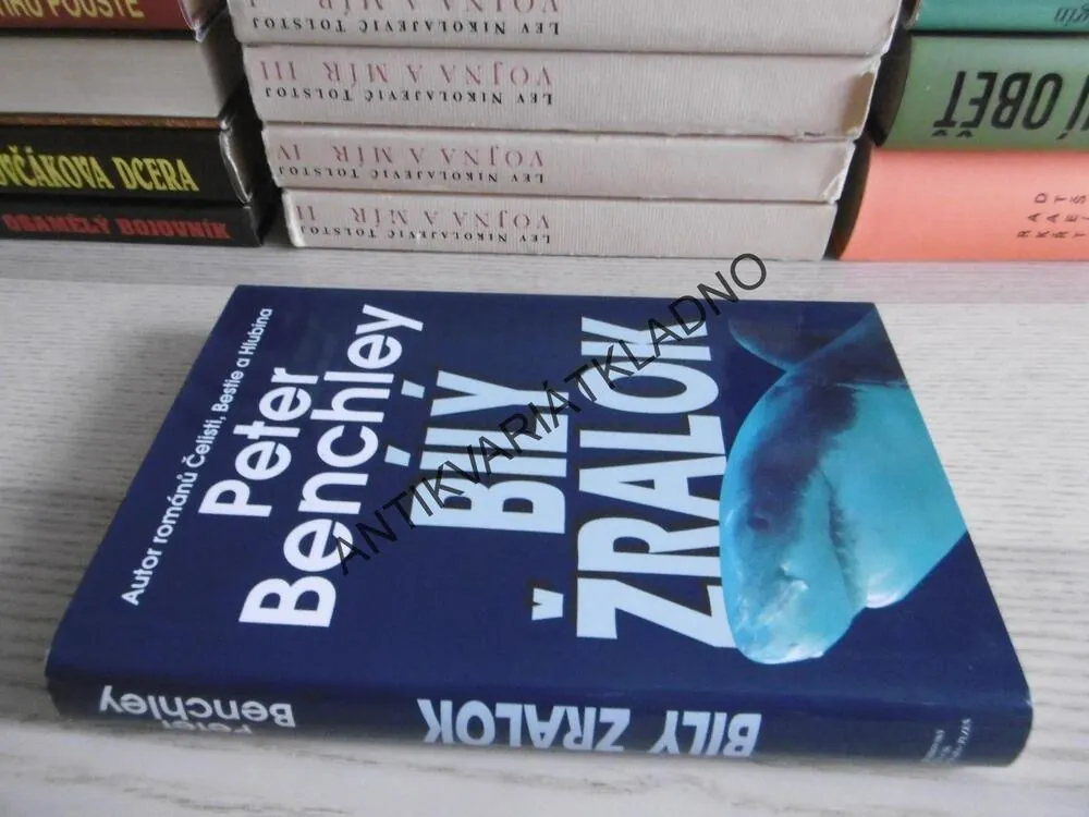 BÍLÝ ŽRALOK, PETER BENCHLEY, **an