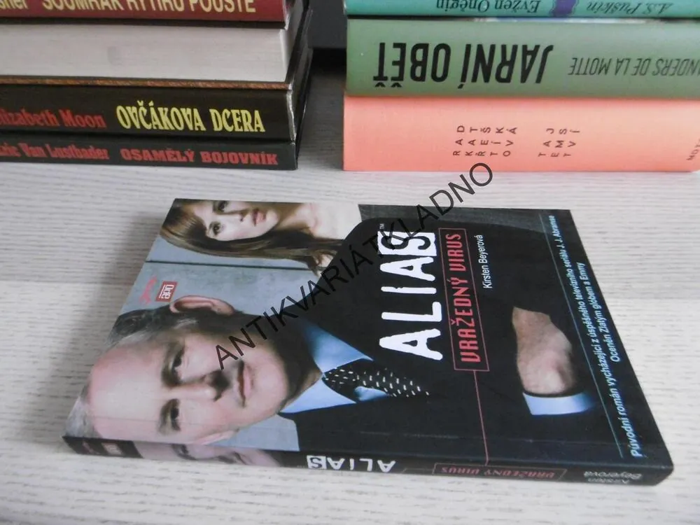 ALIAS VRAŽEDNÝ VIRUS, KIRSTEN BEYEROVÁ, **an