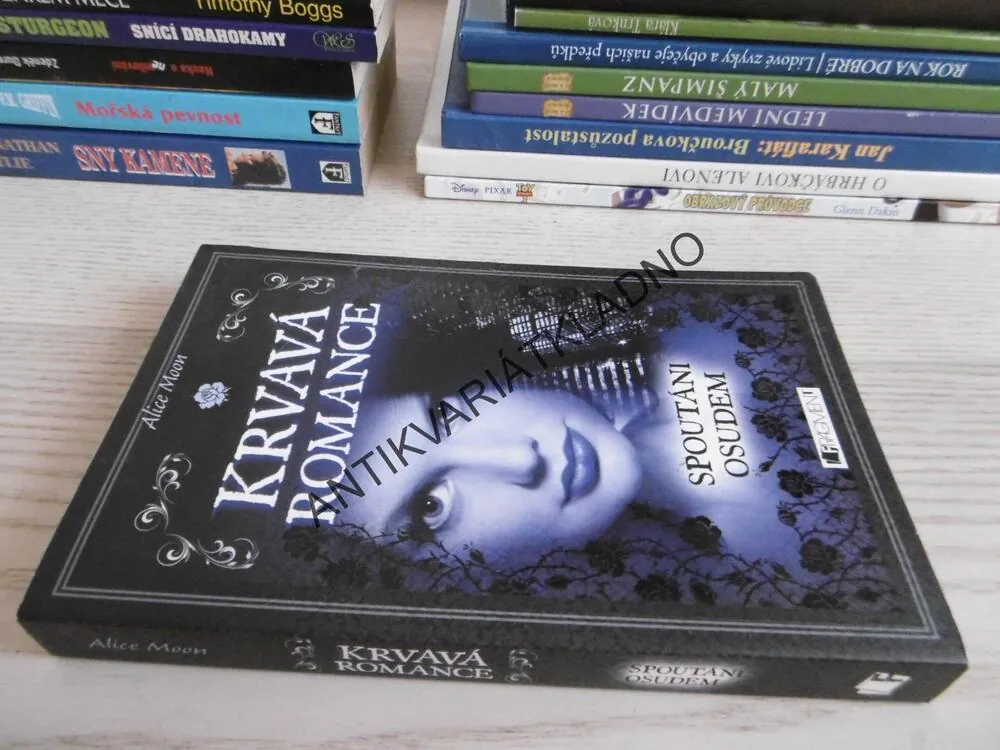 KRVAVÁ ROMANCE, SPOUTÁNI OSUDEM, ALICE MOON, **an