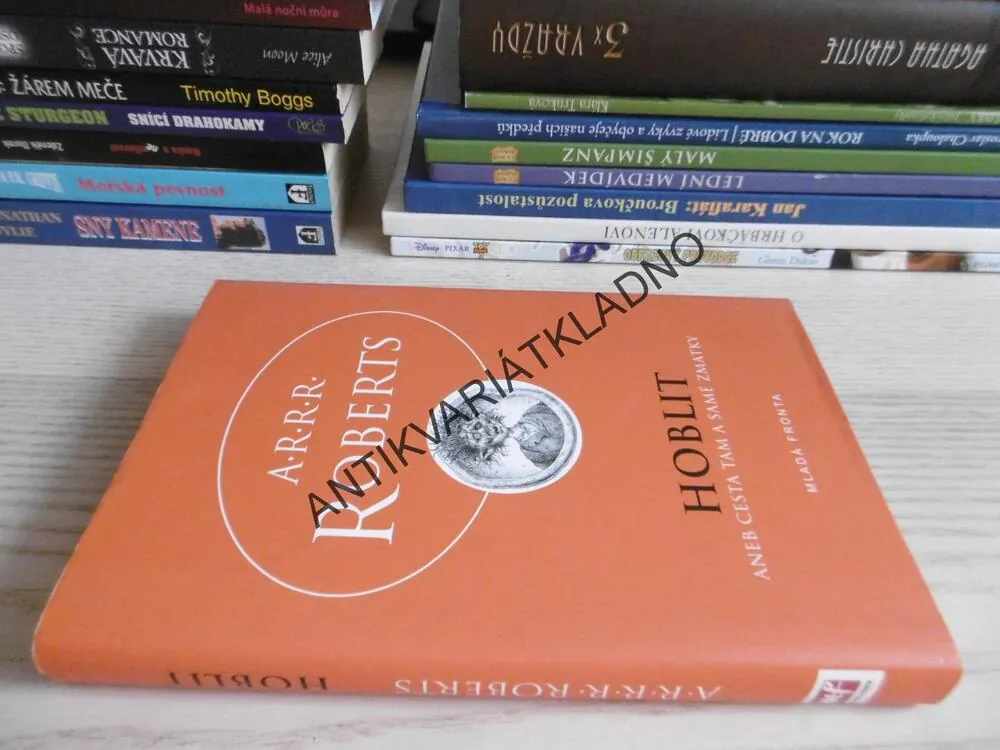 HOBLIT ANEB CESTA TAM A SAMÉ ZMATKY, A. R. R. R. ROBERTS, **an