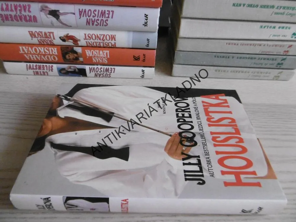 HOUSLISTKA, JILLY COOPEROVÁ, **an