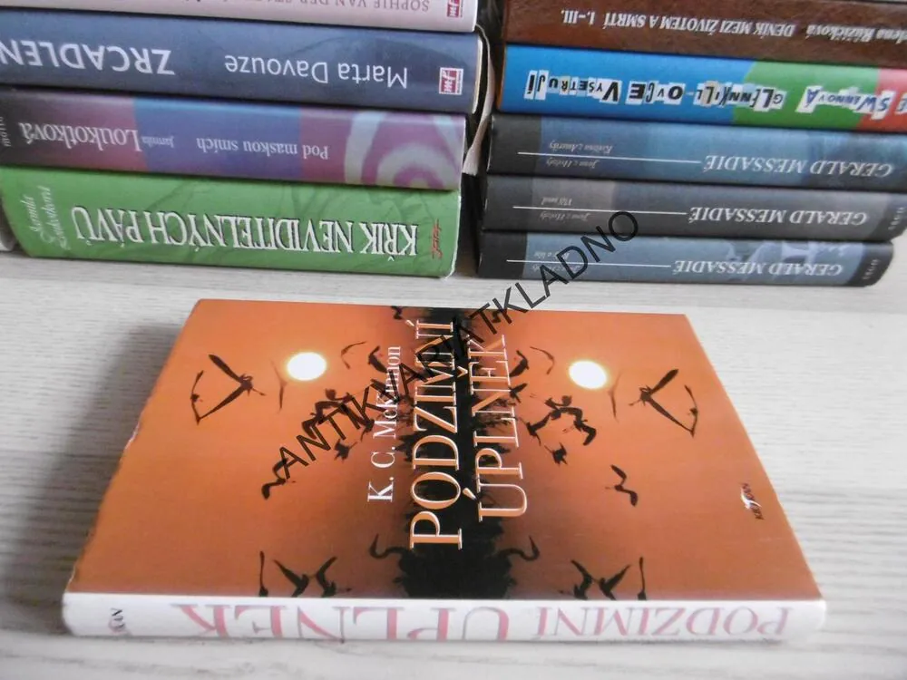 PODZIMNÍ ÚPLNĚK, K. C. MCKINNON, **an