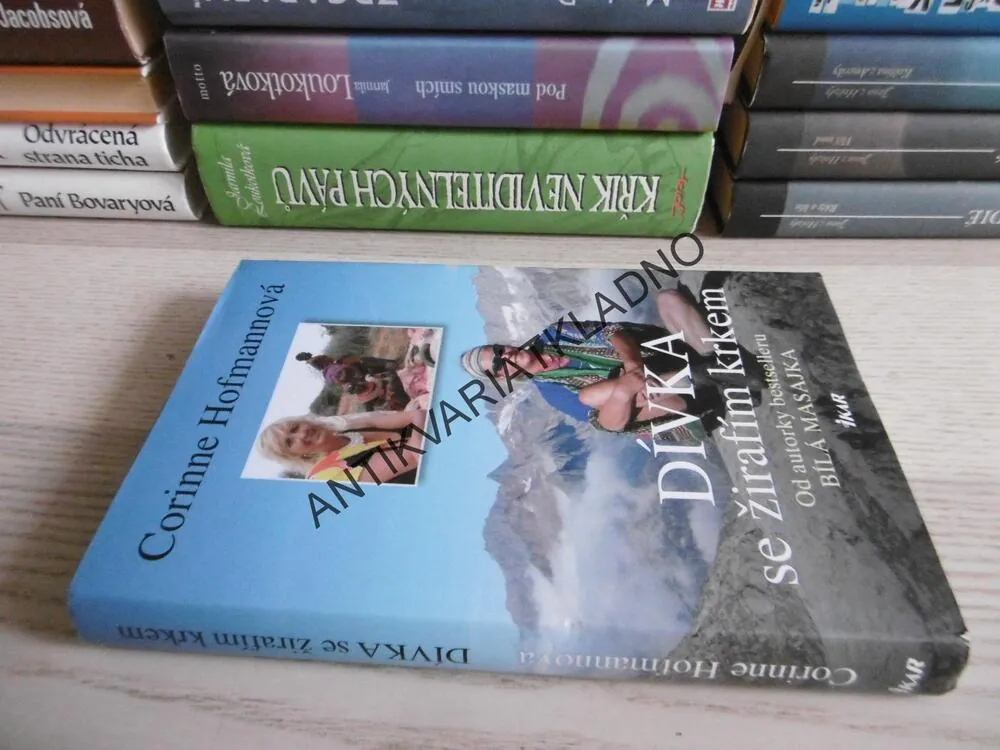 DÍVKA SE ŽIRAFÍM KRKEM, CORINNE HOFMANNOVÁ, **an