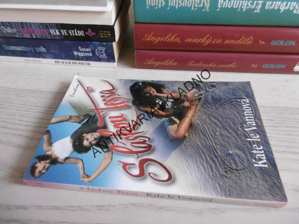 S LÁSKOU TESSA, KATE LE VANNOVÁ, **an