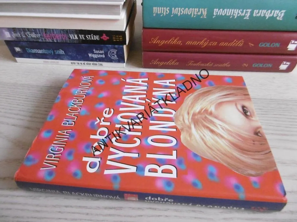 DOBŘE VYCHOVANÁ BLONDÝNKA, VIRGINIA BLACKBURNOVÁ, **an