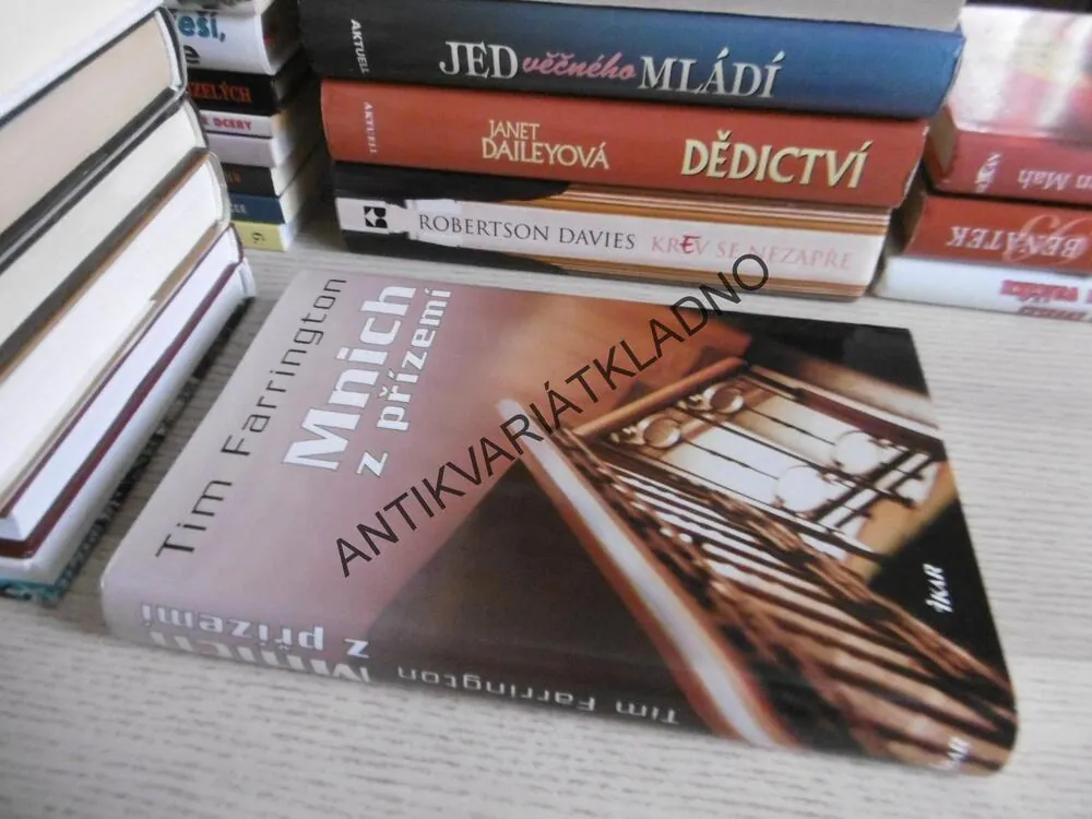 MNICH Z PŘÍZEMÍ, TIM FARRINGTON, **an
