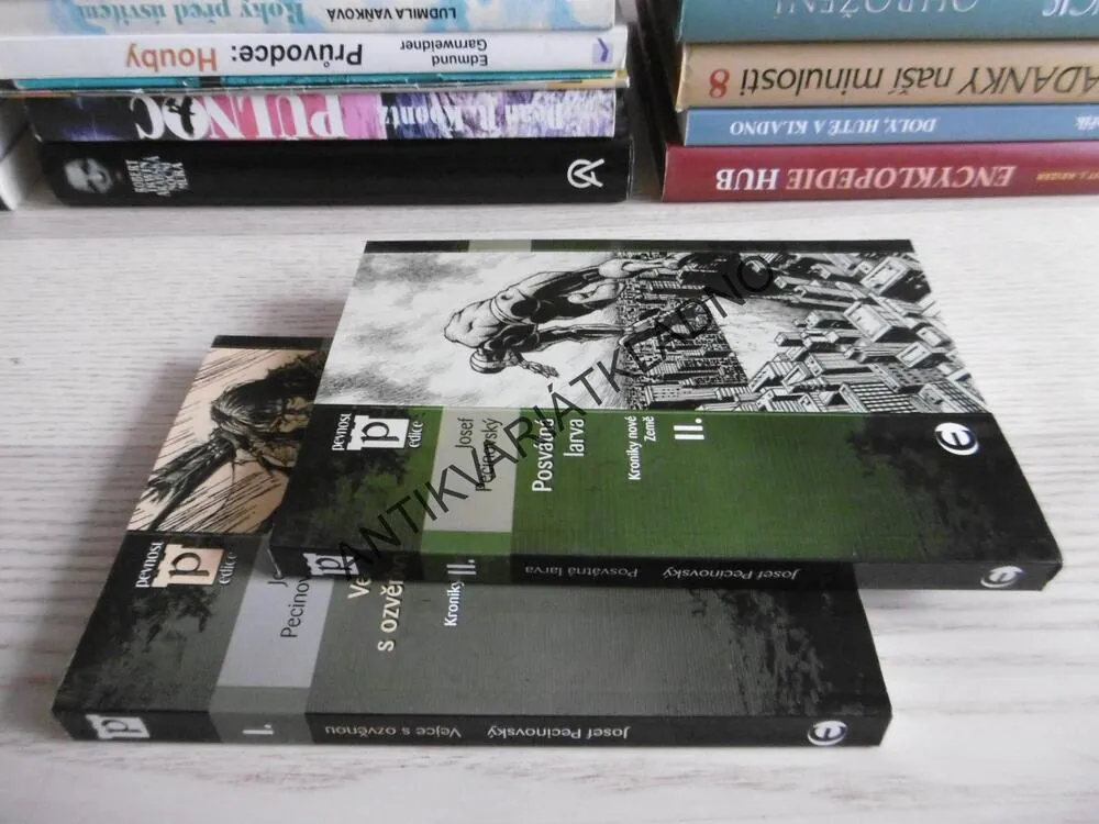 VEJCE S OZVĚNOU, POSVÁTNÁ LARVA, JOSEF PECINOVSKÝ, 2 DÍLY, **an