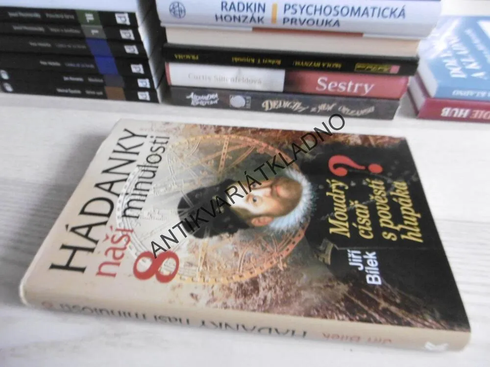 HÁDANKY NAŠÍ MINULOSTI, 8., BÍLEK, MOUDRÝ CÍSAŘ S POVĚSTÍ HLUPÁKA?, **an