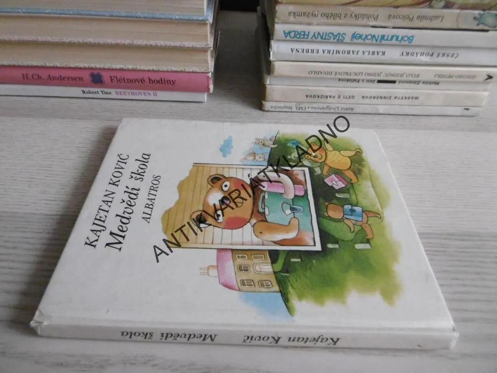 MEDVĚDÍ ŠKOLA, KAJETAN KOVIČ, **an